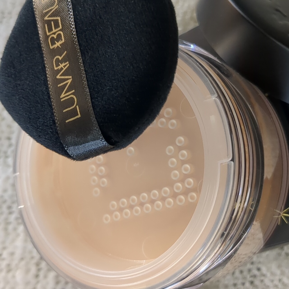 LUNAR BEAUTY LUNARVERSAL Setting Powder w/Puff in Medium, 20g/0.71oz - Picture 13 of 14